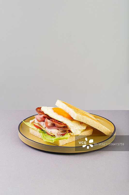 在白色背景下，桌上盘子里的食物的特写图片素材