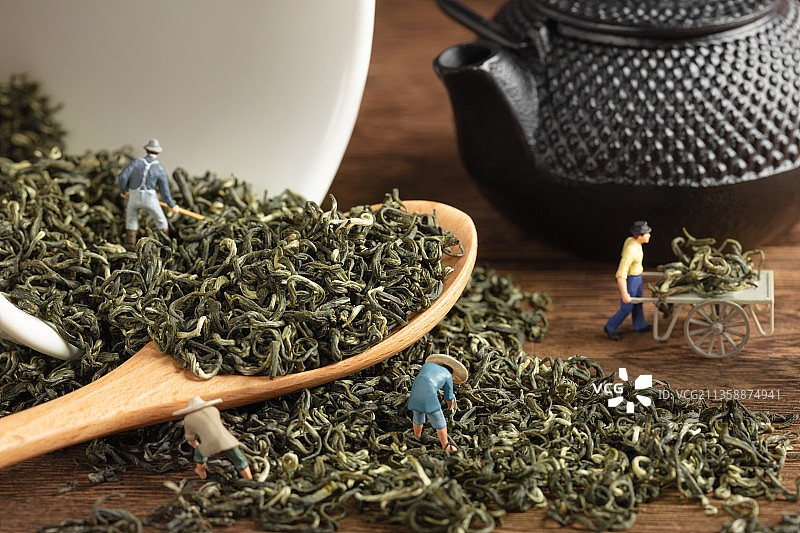 微缩创意碧螺春毛峰绿茶茶叶与茶农图片素材