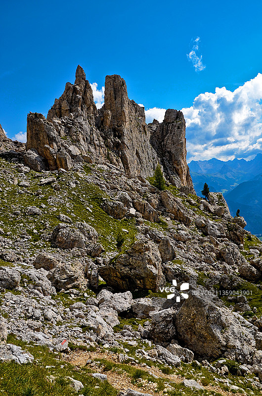 俯视天空的岩石形成的低角度视图，意大利图片素材