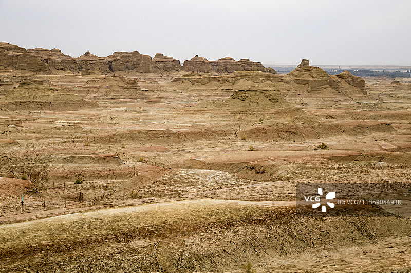 中国新疆克拉玛依魔鬼城荒芜的戈壁地貌图片素材