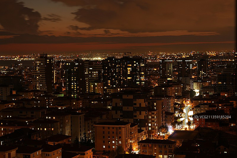 土耳其，夜空中明亮建筑物的高角度视图图片素材