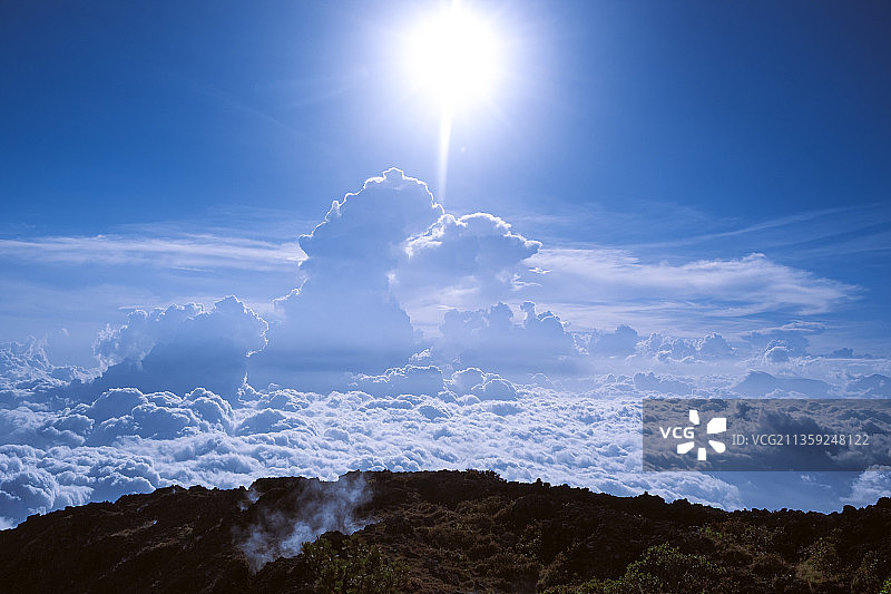 低角度的阳光透过云层的观点，危地马拉图片素材