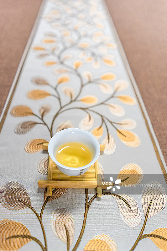中国山东泰安茶室里茶桌上的一杯茶图片素材