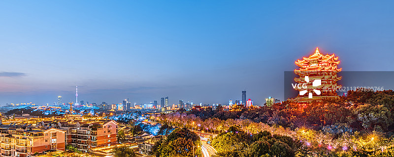 中国湖北武汉黄鹤楼高角度夜景风光图片素材