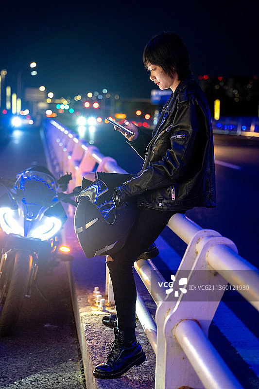 骑着摩托车的女青年图片素材