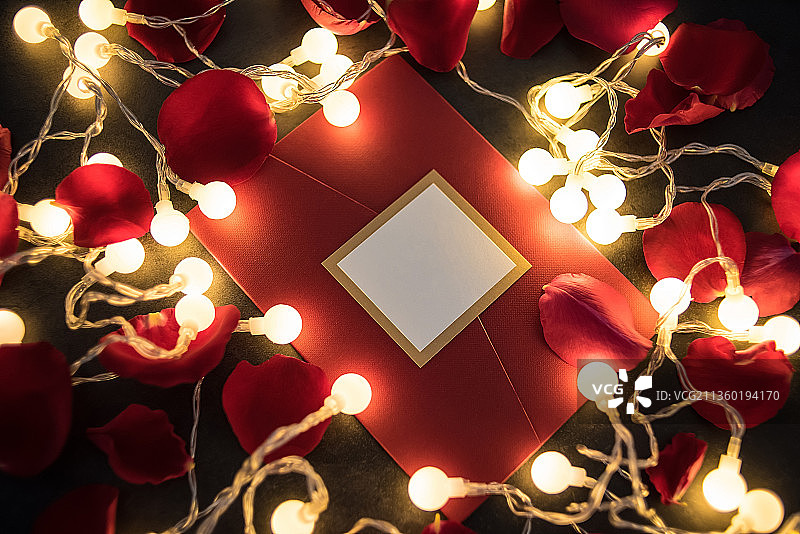 红玫瑰花瓣和信封,梦幻浪漫情人节背景素材图片素材