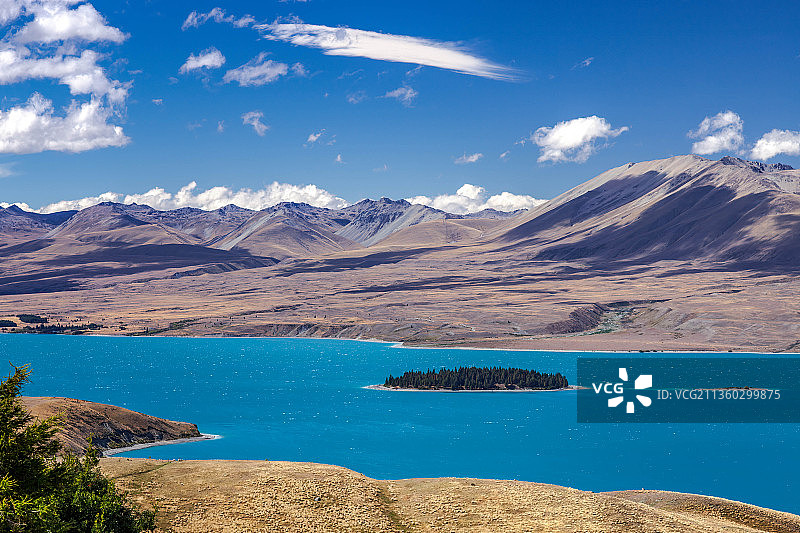 新西兰五彩缤纷的Tekapo湖上的Motuariki岛的风景图片素材