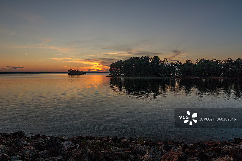风景湖在日落时反对天空，歌唱松树，美国，美国图片素材