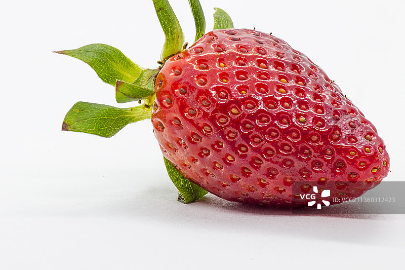 草莓多汁的水果宏观特写与充满活力的颜色图片素材