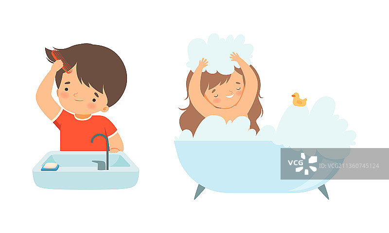 小男孩和小女孩在有泡沫的浴缸里洗澡图片素材
