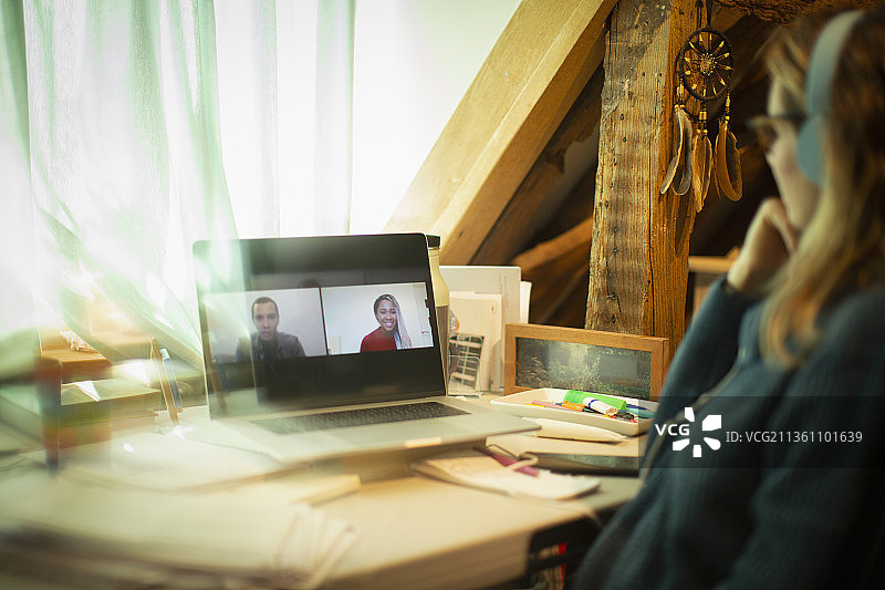 女性在笔记本电脑屏幕上与同事进行视频会议图片素材
