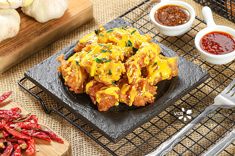 韩式炸鸡，韩式炸串，烤鸡，小吃，炸鸡，年糕图片素材