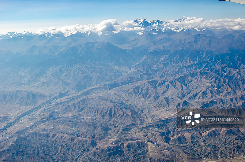 北京到新疆航班上航拍蓝色天空山脉云和荒漠图片素材