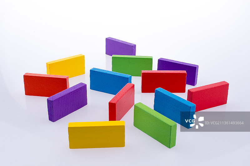 彩色多米诺骨牌，彩色玩具方块在白色背景上的特写图片素材