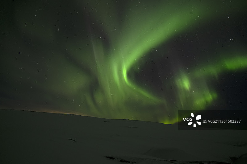 北极光，夜空中雪山的景色图片素材