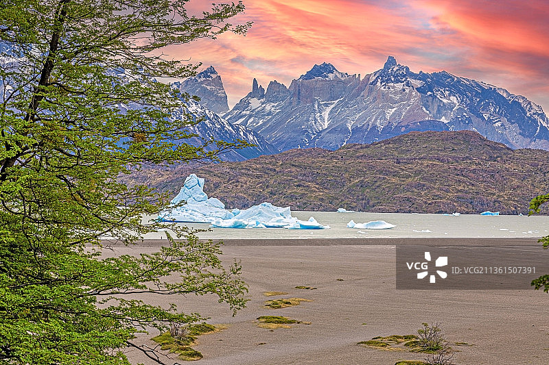 托雷斯·德尔·潘恩公园的冰山格雷湖全景图图片素材