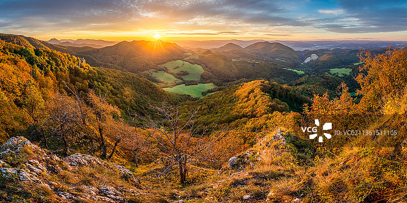 在秋天的心情，风景的山反对天空在日落期间，斯洛伐克图片素材