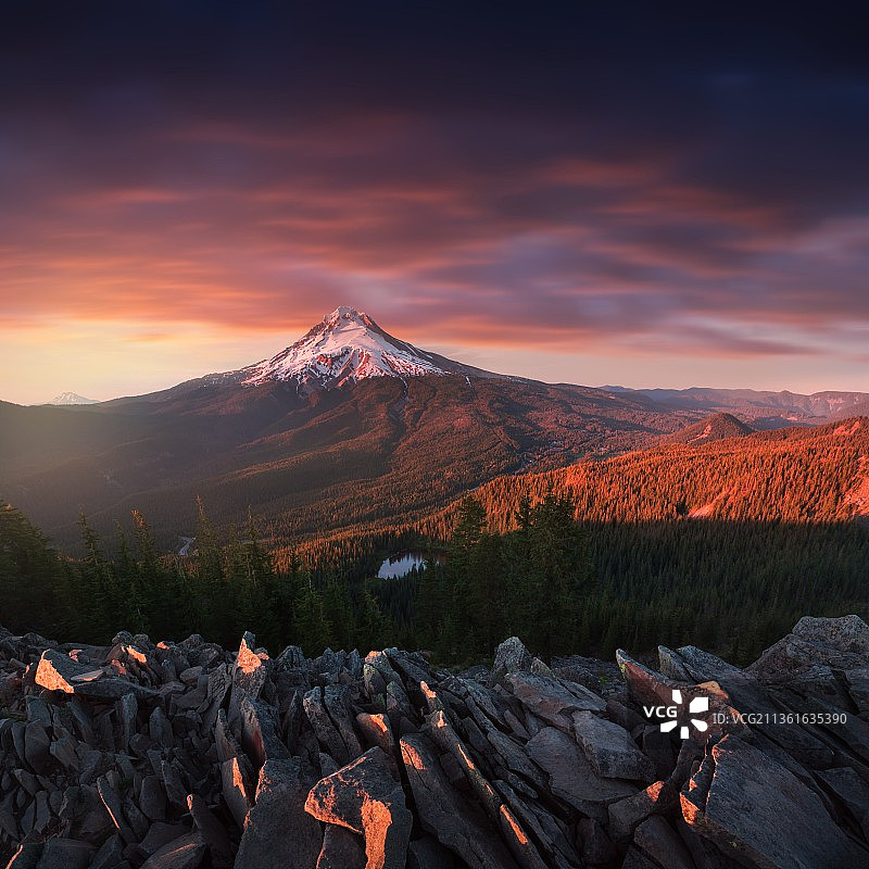 胡德山，日落时天空映衬下的山景图片素材