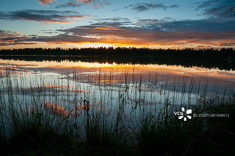 芬兰苏姆斯萨尔米，日落时湖面对天空的景色图片素材