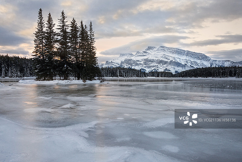 冬季日出在两个杰克湖，两个杰克湖，加拿大图片素材