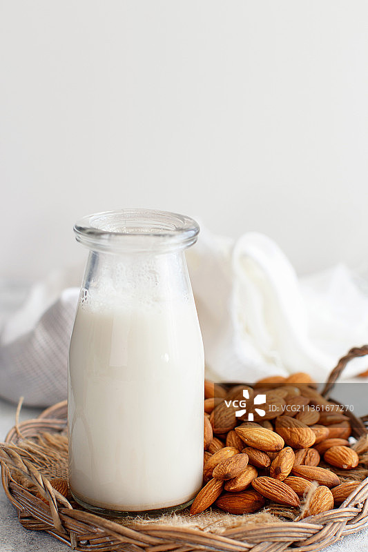 纯杏仁奶，非乳制品替代牛奶在一个瓶子关闭图片素材