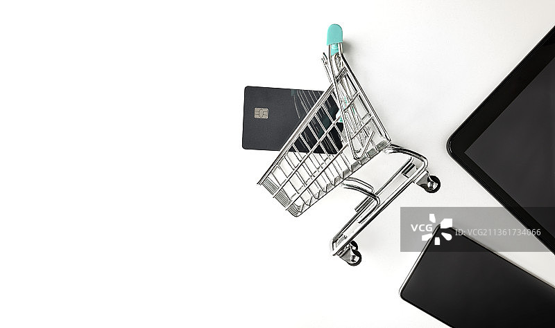 背景网上购物概念与购物车，银行卡和设备图片素材