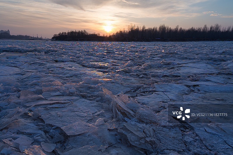 冬季日落时分的冰河风光图片素材