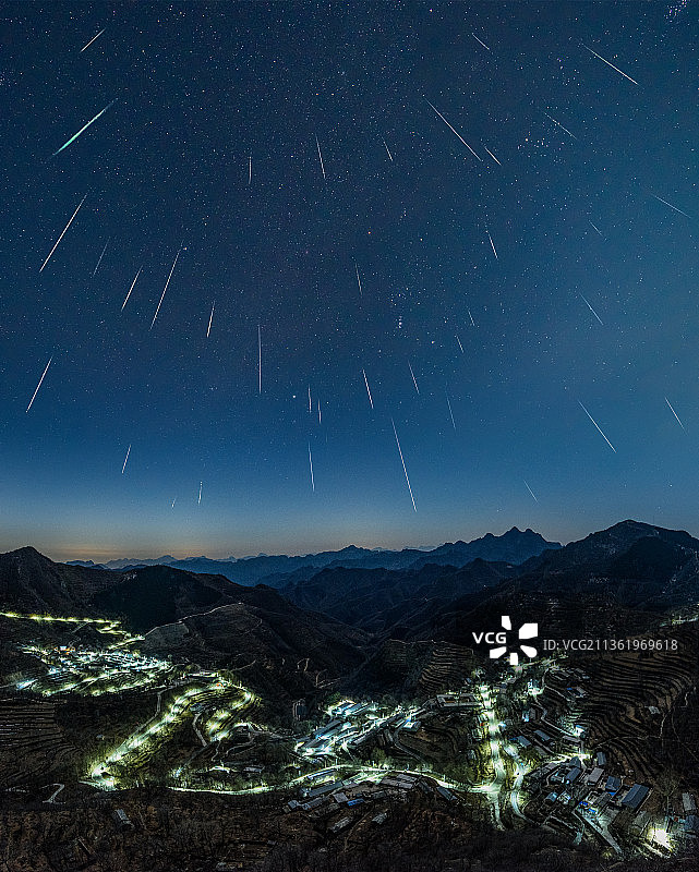 2021年冬季房山东村上空的双子座流星雨图片素材