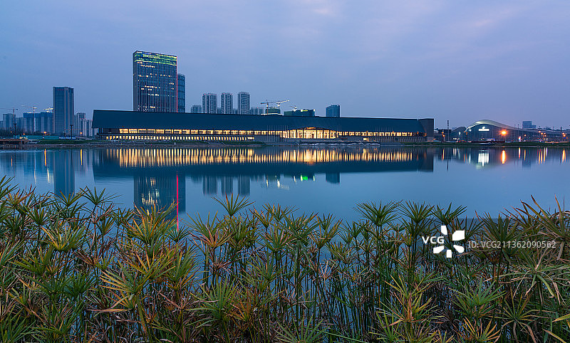 四川成都天府新区天府国际会议中心的夜景图片素材
