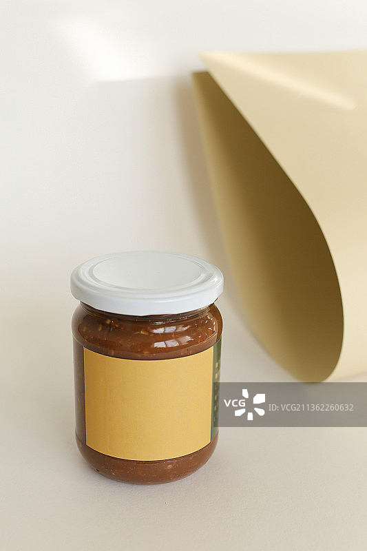 花生酱在封闭的罐子，在白色背景下的罐子的特写图片素材