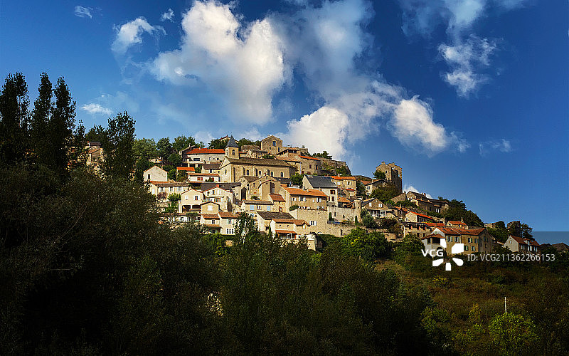 村庄de Compeyre en Aveyron，城市全景对天空，Compeyre，法国图片素材