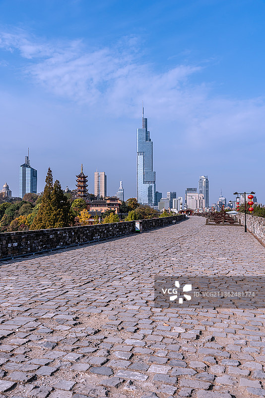 中国南京明城墙鸡鸣寺和CBD高楼大厦图片素材
