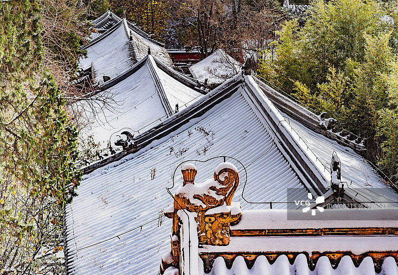 冬天雪后北京潭柘寺房檐脊兽螭吻图片素材