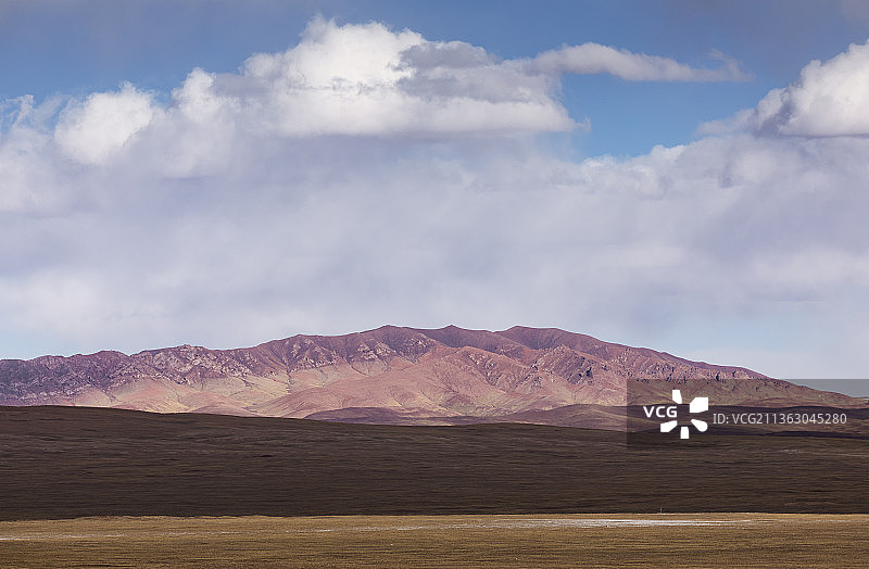 青藏高原的山与光影，三江源国家公园，光影，山，戈壁，荒原，可可西里，无人区，无人的，山，草原，荒漠图片素材