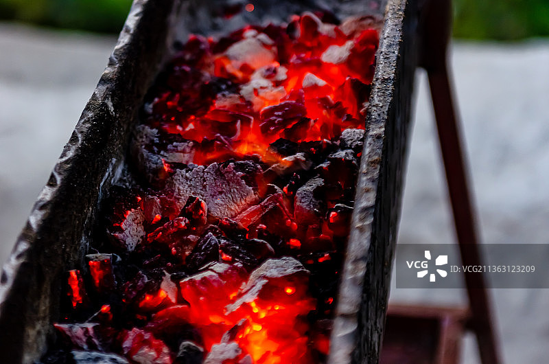 新疆伊犁草原牧民家烤羊肉串的炉子图片素材