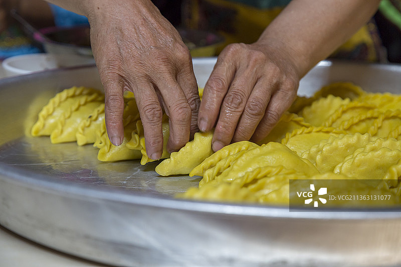 广东韶关始兴畲族人正在制作传统美食图片素材