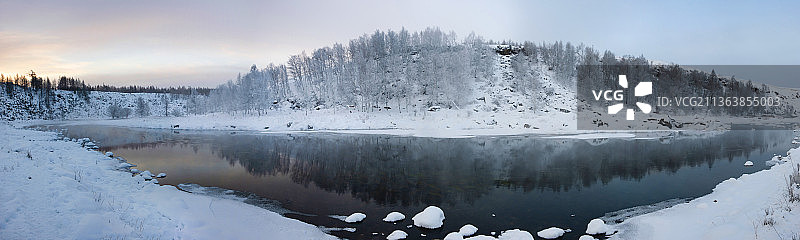 内蒙古阿尔山冬天的不冰河全景图图片素材