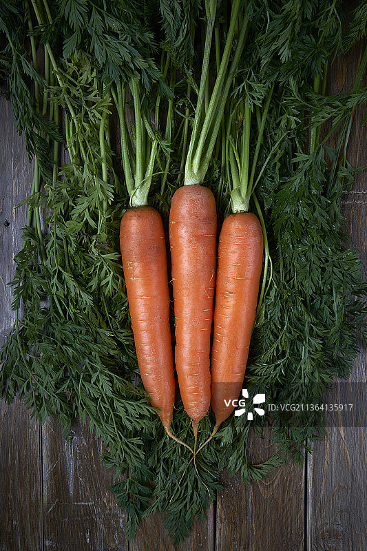 胡萝卜束在乡村背景素食和纯素食物图片素材