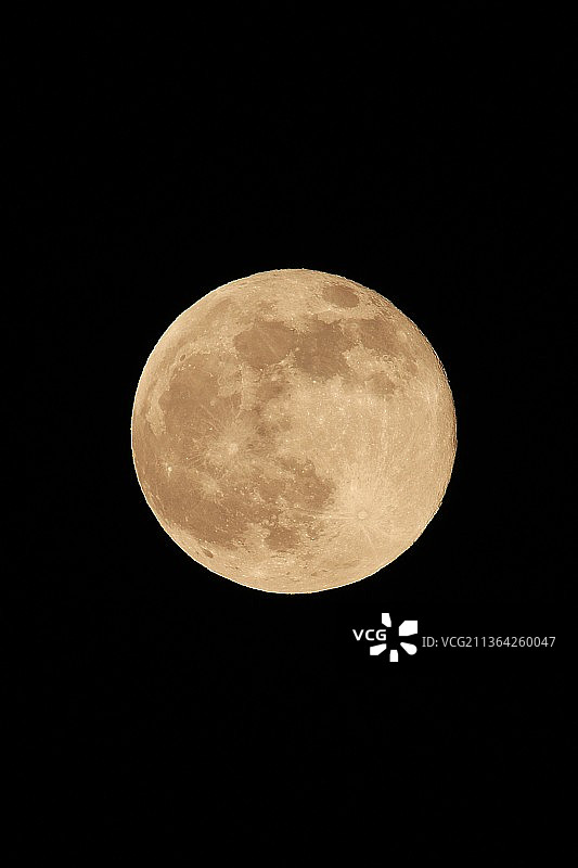 黄色煎饼，夜空下低角度的月亮图片素材