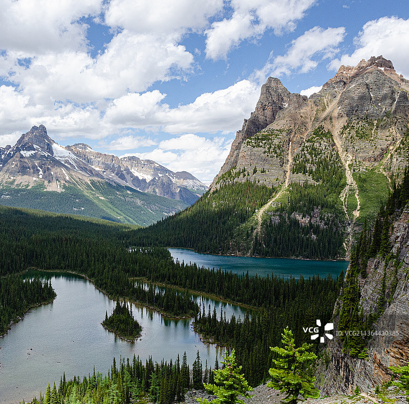 落基山脉，加拿大阿尔伯塔省卡尔加里，湖和山脉与天空的对比图片素材