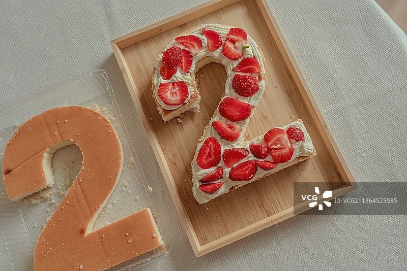 三维数字2草莓奶油蛋糕图片素材