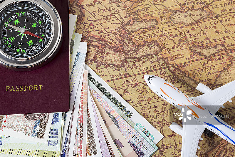 世界地图背景的各种外国货币俯拍局部特写图片素材
