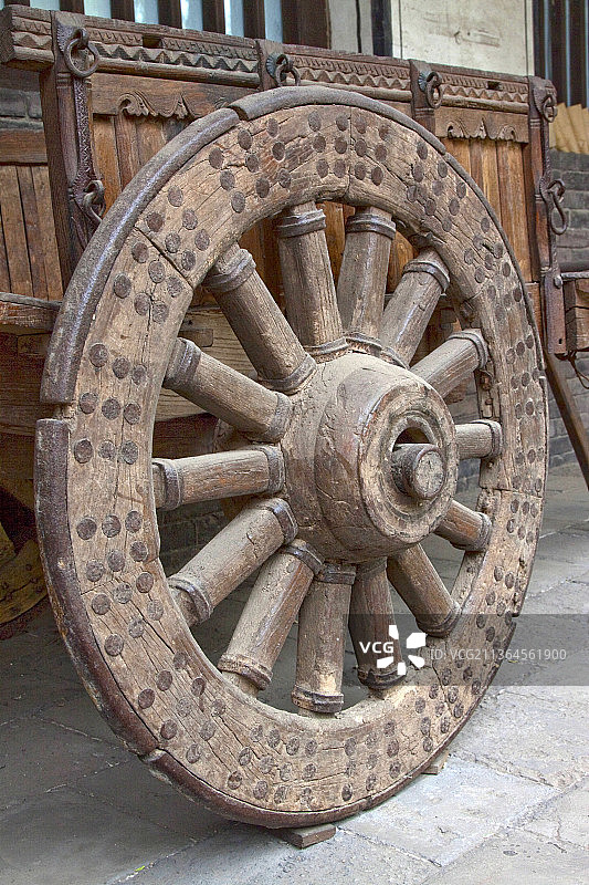 山西晋中平遥古城文庙里的木质车轮图片素材