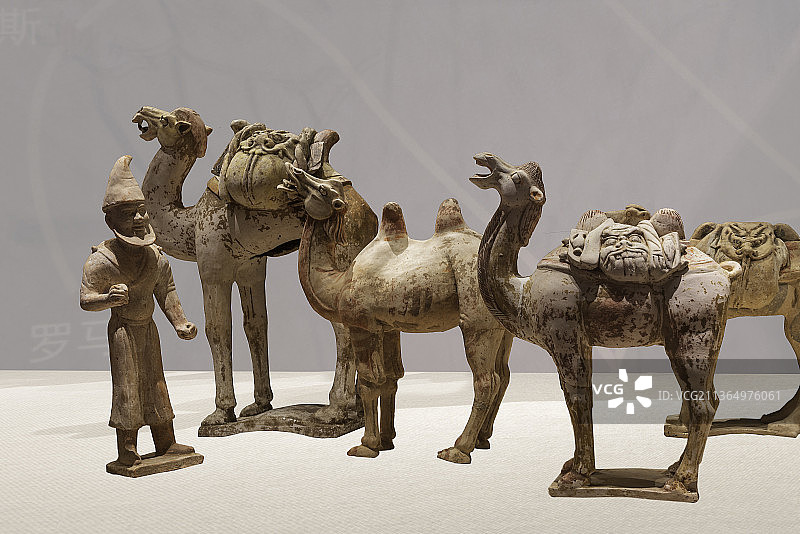 中国唐朝文物，绘彩人物俑，绘彩骆驼俑图片素材