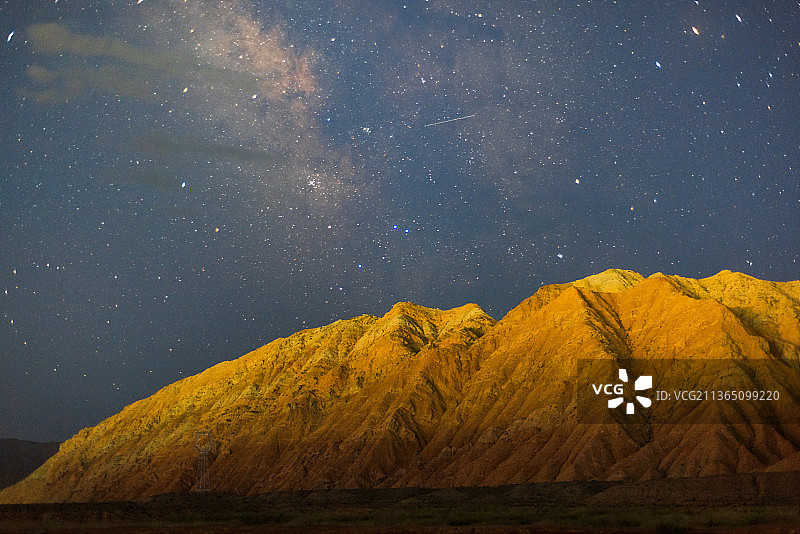 新疆的丹霞地貌与星空图片素材