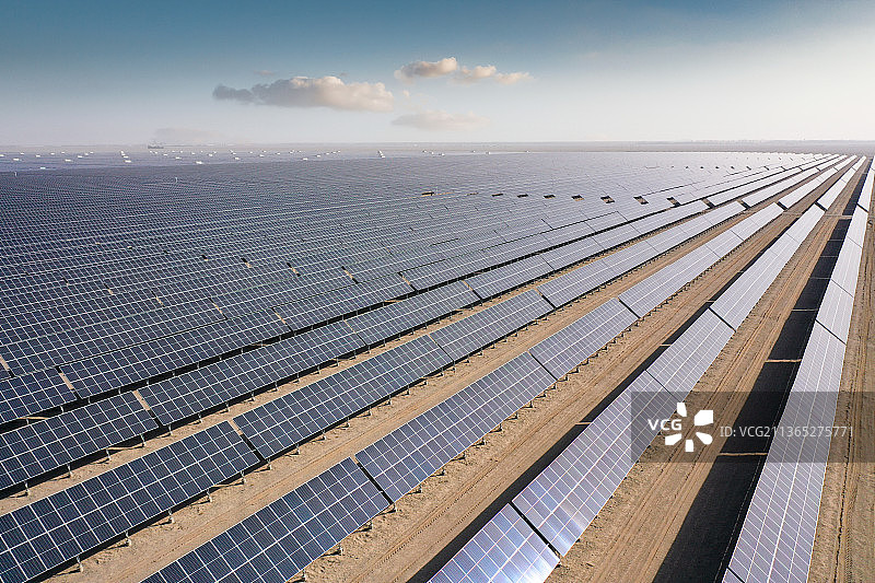 戈壁沙漠太阳能发电区图片素材