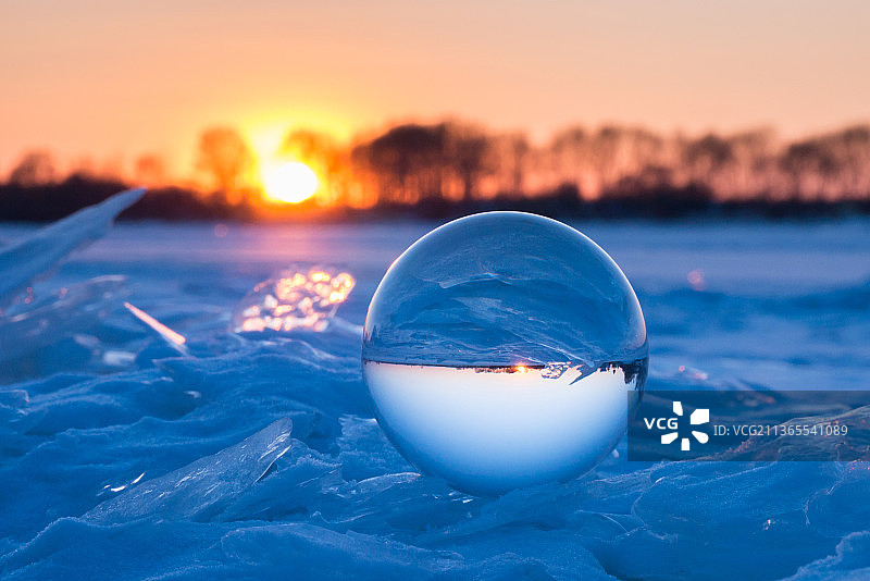 日落时分冰面上的水晶球，梦幻冬天图片素材