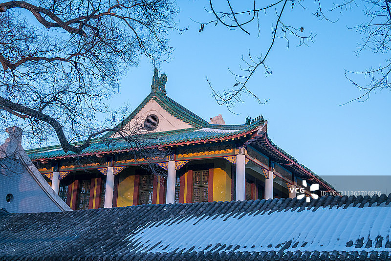 冬季白雪覆盖的古建筑屋顶图片素材
