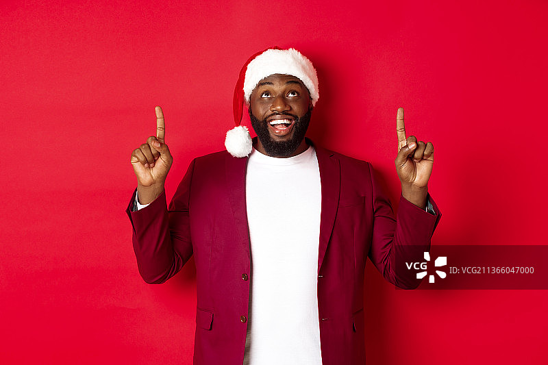 圣诞节，派对和节日的概念快乐的黑人男子看着新的图片素材
