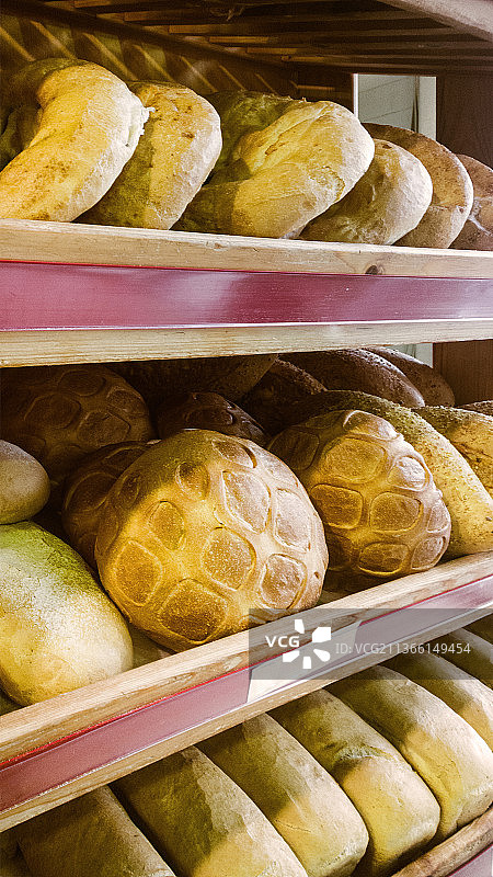 面包店的新鲜面包，商店出售的面包特写图片素材